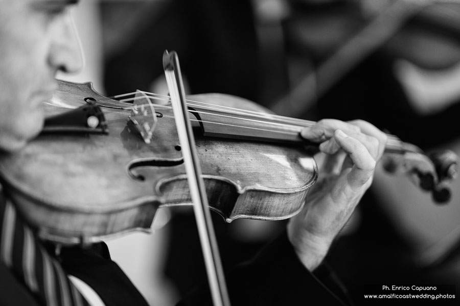 violinist playing during the wedding Catholic ceremony in Ravello